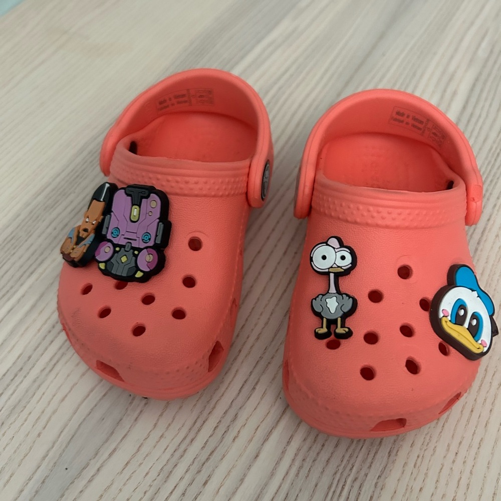 CROCS Baby/Toddler Slippers, Size 5c, FREE JIBBITZ INCLUDED!! Great Conditon!